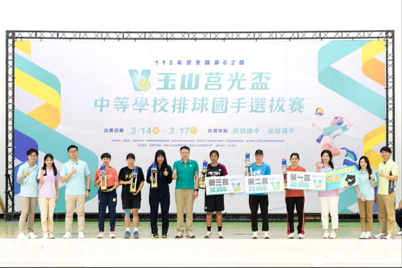 臺灣新秀崛起！玉山金控行銷長林俊佑（中）與「玉山莒光盃」得獎隊伍合影。賽會將挑選優秀球員，為臺灣爭取U17、U18國際賽榮譽。