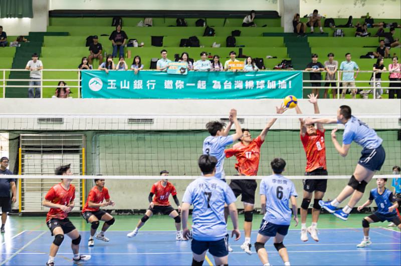 「玉山莒光盃全國排球賽」場上隊員專注拼戰，賽會將挑選優秀球員，備戰U18亞洲排球錦標賽及U17世界排球錦標賽。