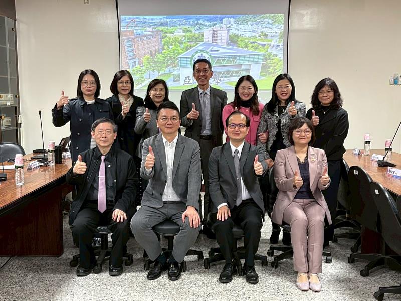 仁德醫專董事長鍾佳穎（第1排左2）、仁德醫專校長黃柏翔（第1排左1）、亞大副校長黃俊杰（第1排右2）、亞大護理學院院長吳樺姍（第1排右1）、亞大招生處處長張祐誠（第2排右4）與雙方師長於交流會後合影。