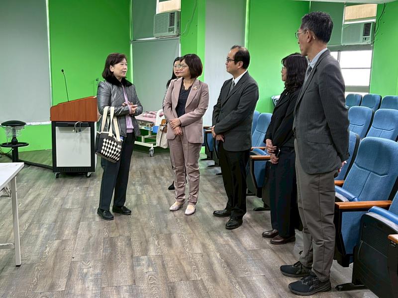 仁德醫專護理科主任王世麗說明未來「亞洲大學護理學系碩士學分班」,學生於仁德醫專校園內上課之教室設備與環境。