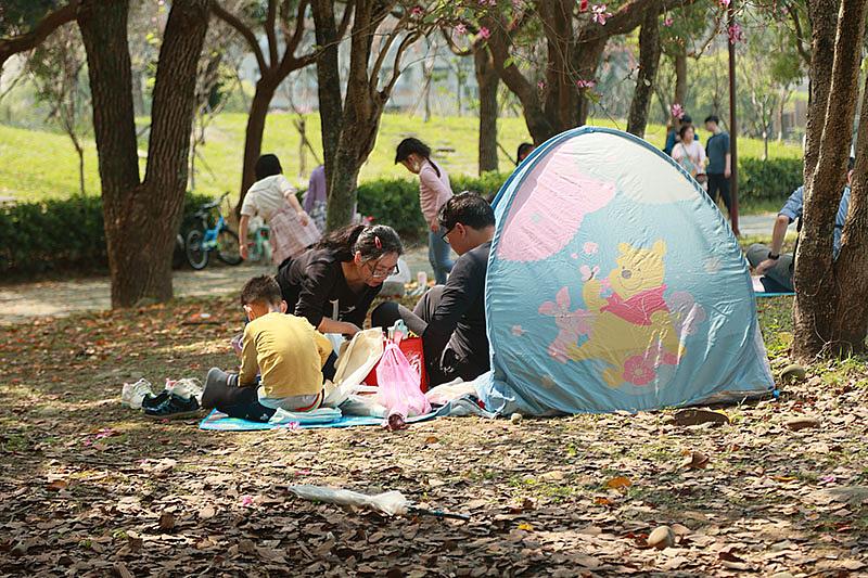 在春日時光中，與親愛的家人朋友來場野餐下午茶。