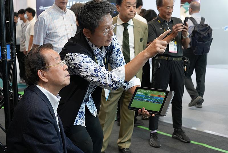 「AI Coach智慧健康資訊系統」結合人工智慧與運動科學,為長者提供個別化運動建議,曾於「2025台灣創新技術博覽會」,吸引產官學界熱烈關注。