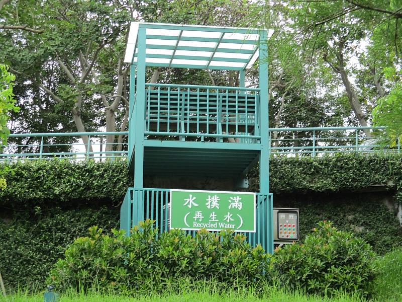 朝陽校園建置「水撲滿」儲存再生水，日產能45噸，作為校園沖廁及植栽澆灌，大幅節省用水。