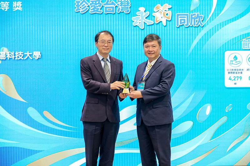 朝陽科大節水績效卓越獲經濟部表揚,由助理副校長兼總務長張華南(右)代表領獎。