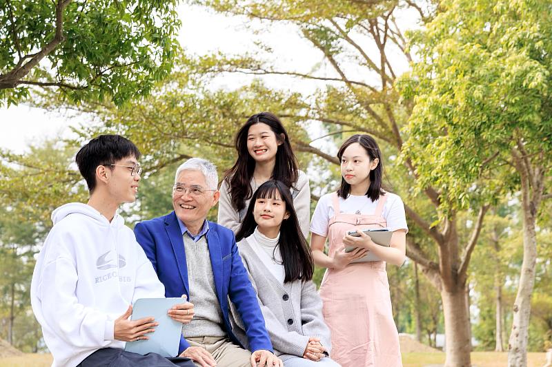 南華大學繁星推薦入學吸引頂尖學子就讀。圖為高俊雄校長關心學子的學習。
