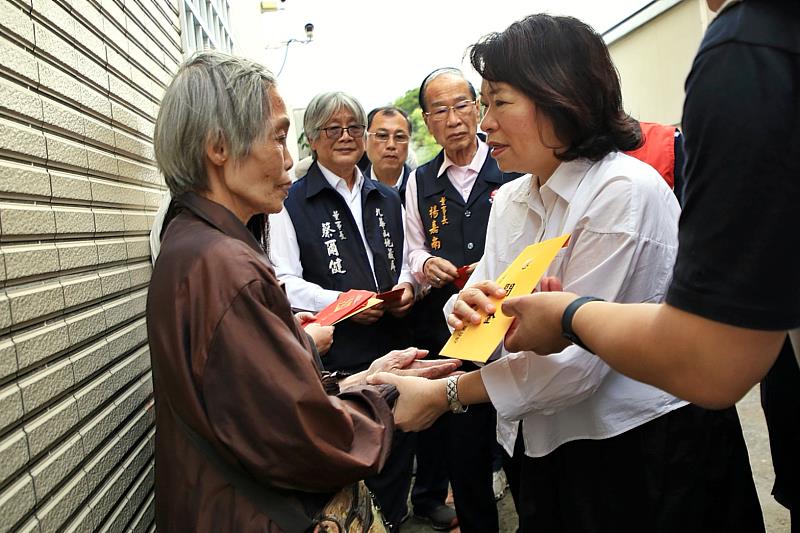 黃敏惠市長率市府團隊關心慰問民眾。