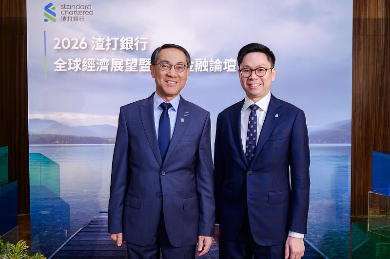 渣打集團大中華及北亞區首席經濟學家丁爽(左)、渣打集團大中華及北亞區資深經濟學家胡東安(右)分享全球暨台灣經濟展望。