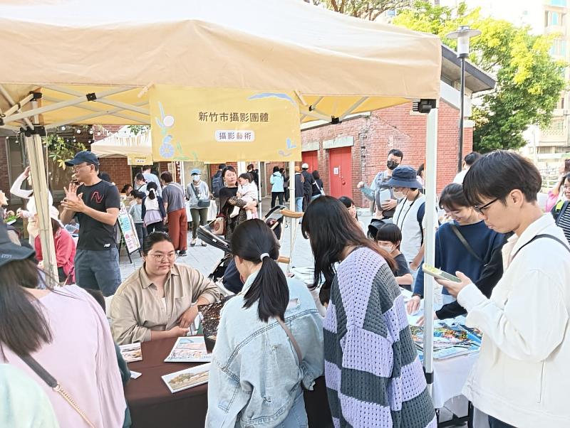在地簡單攝影團設攤與民眾互動。(114年資料照)