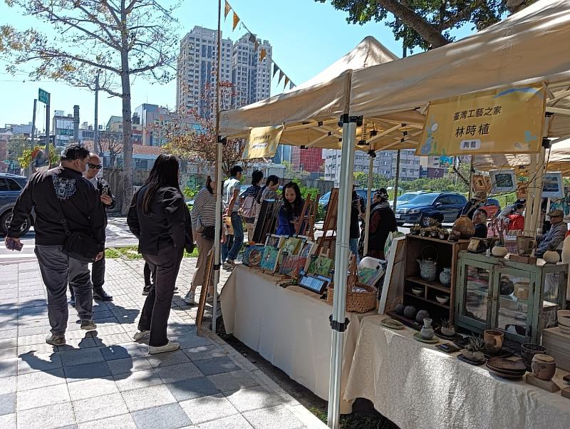 在地湖畔畫會與工藝之家林時植參與好好市集。(114年資料照)