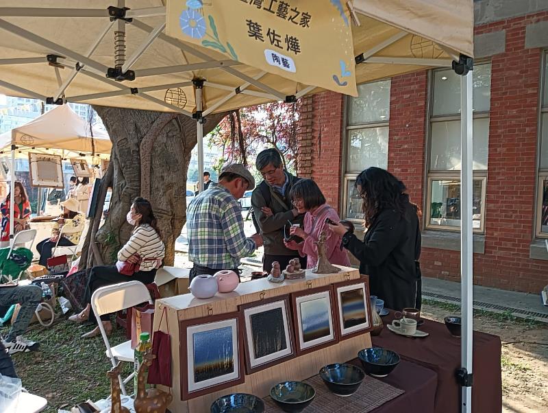 工藝之家葉佐燁老師與民眾互動。（114年資料照）