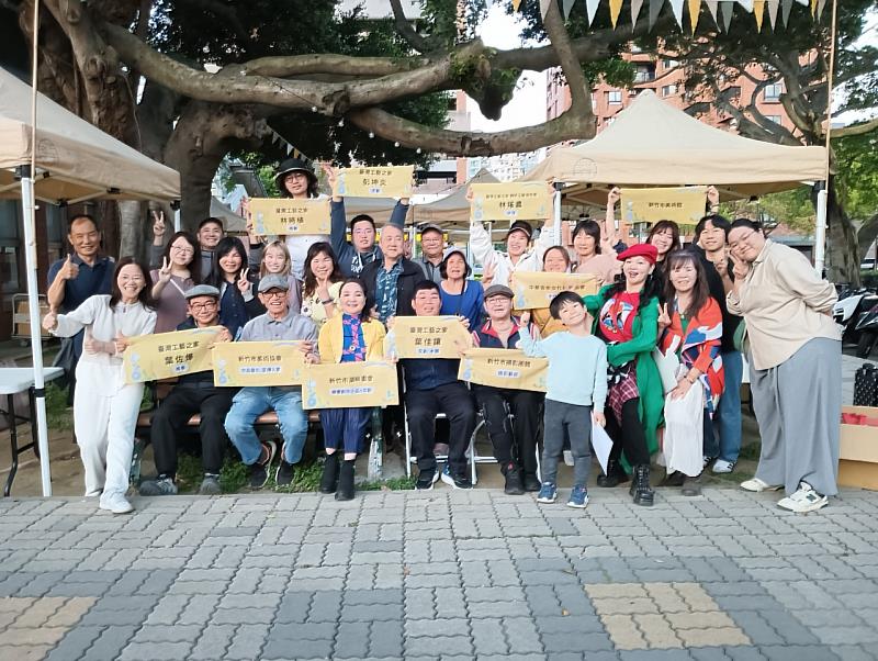 在地藝文團體及工藝之家熱情參與。(114年資料照)