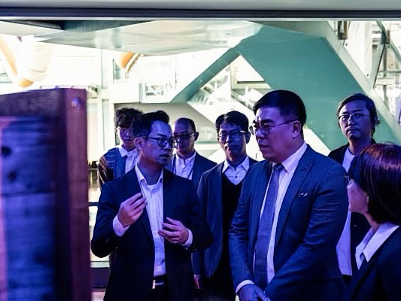 遠雄建設總經理王耀堂向環境部長解說「未來小屋」的規劃設計理念。