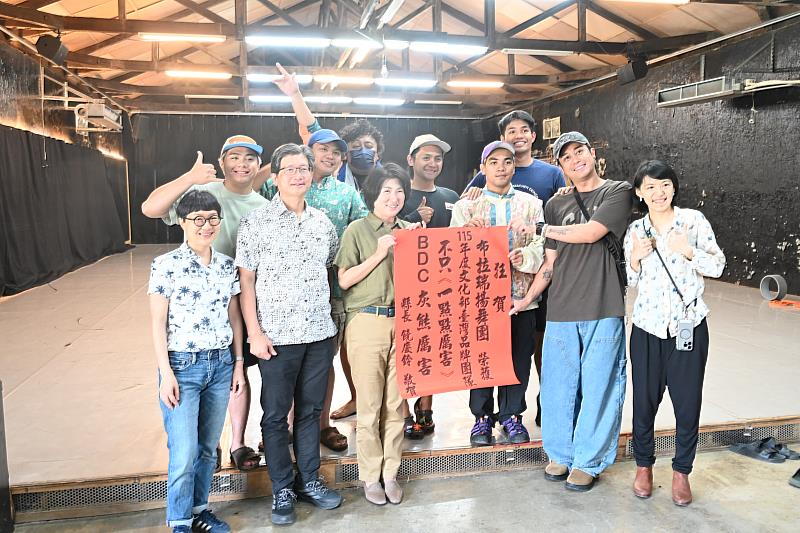 布拉瑞揚舞團再獲文化部「臺灣品牌團隊」肯定 饒慶鈴頒贈紅榜