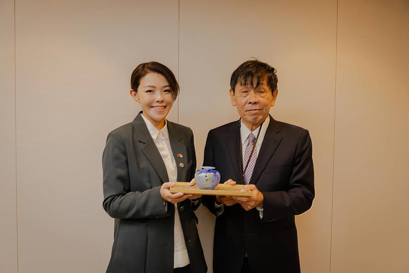 高虹安市長致贈禮品予北原義一會長。