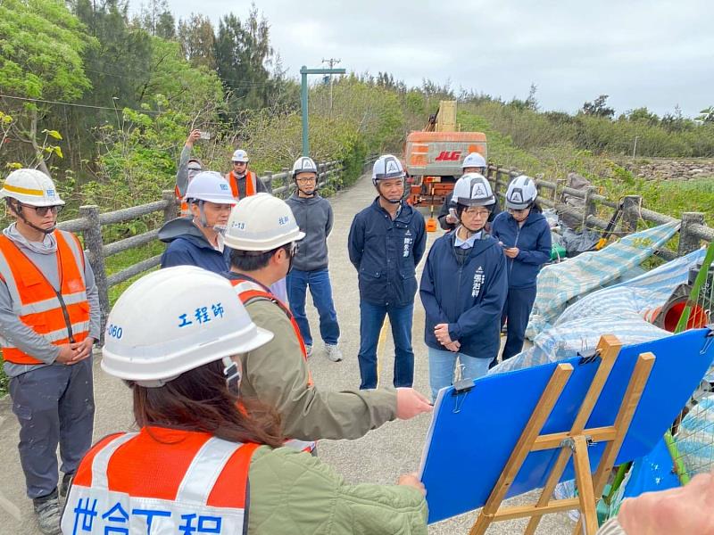 秘書長張治祥視察彩虹小橋整修補強工程。
