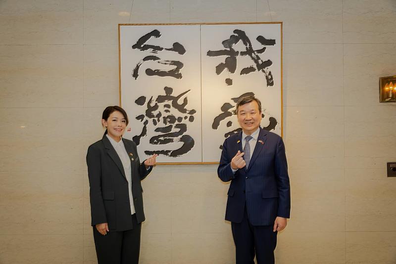 高虹安市長與李逸洋大使合影。