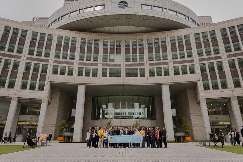 高虹安市長率竹市府訪團攜手市議會參訪東京都廳與議會議事堂。
