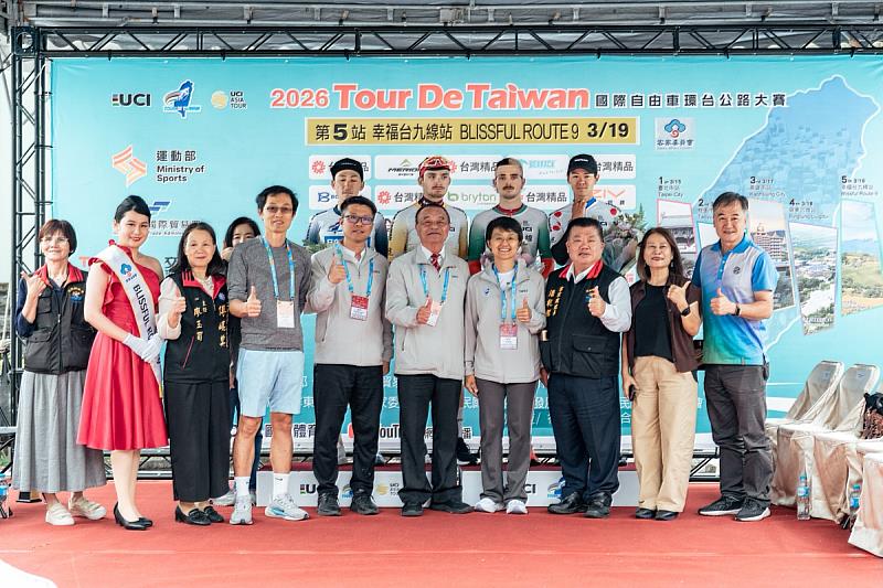 環台賽幸福台九線站四位冠軍衫得主與頒獎嘉賓合影。