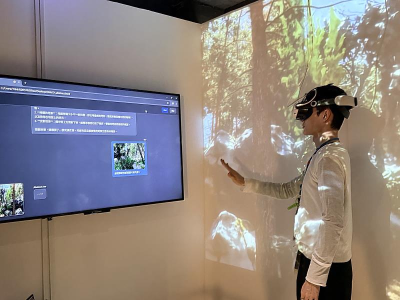 《This is That》把影像轉化為跨感官的傳導介面，讓觀者思考生命體與科技共同演化下的詩意與不確定性。