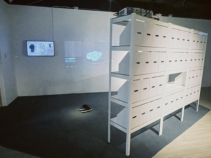 府中15《影像變奏曲》,展出藝術家⿈意雯〈兩腳書櫥〉,將觀者步伐轉化為輸入訊號,重組成看似正經的學術論⽂素材。