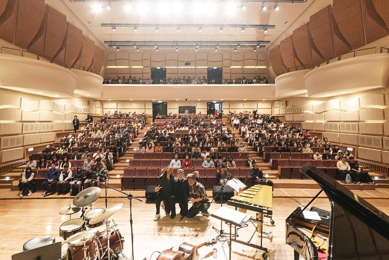 滿座的演出，讓東華的校園充滿藝文的溫度。