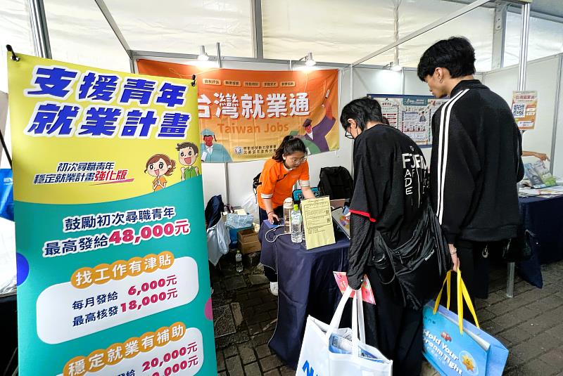 勞動力發展署台灣就業通、北分署青年職涯中心在徵才活動現場設攤，提供多元資源協助青年求職。