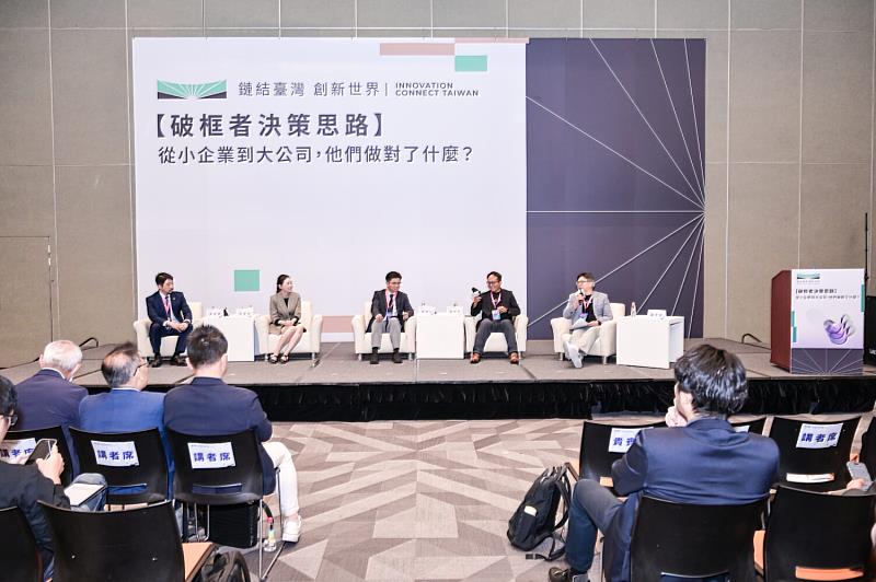 新創總會數位產業聯盟會長、采威國際蕭哲君董事長主持論壇圓桌會議,與加雲聯網、叡揚資訊、Line Works、鴻享科技等數位產業夥伴暢聊公司成長歷程與重要轉折。
