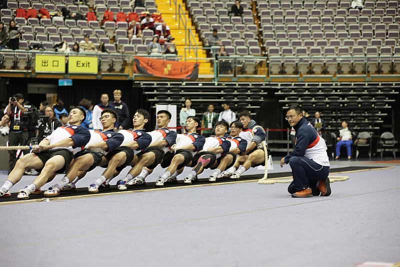 陳建文副教授擔任中華男子拔河代表隊總教練。（照片來源：中華民國拔河協會）