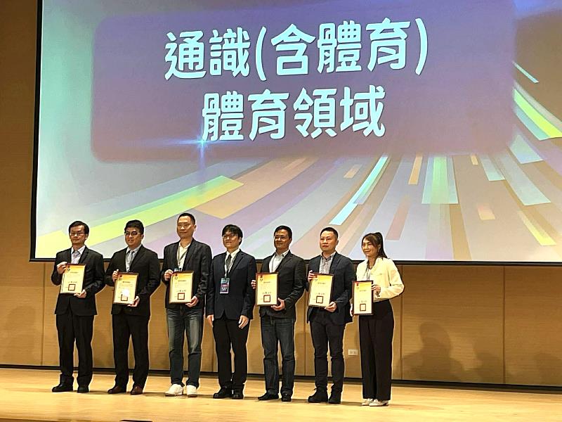 陳建文副教授（右3）帶領學生與海洋建立連接的「教學實踐研究計畫」獲選績優計畫。