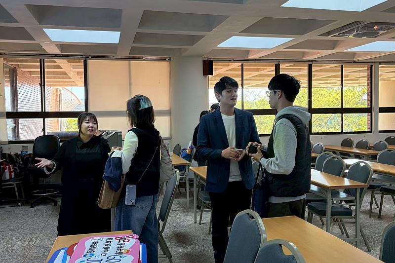 南大校友領航講座後,學生與講師深入交流,延伸課堂所學,貼近表演藝術職涯實務經驗與發展方向。