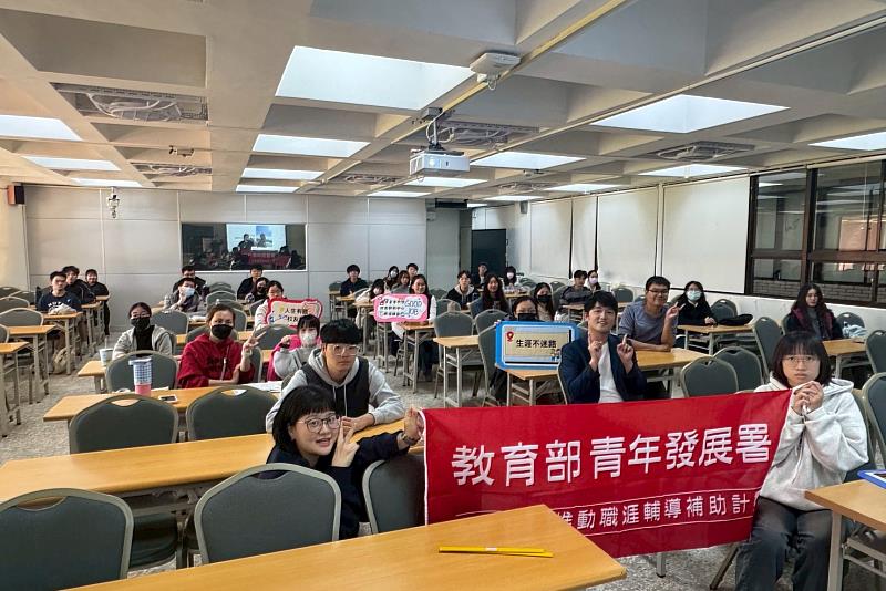 南大校友領航講座圓滿完成,師生與校友齊聚合影,展現跨世代交流與經驗傳承的學習氛圍。