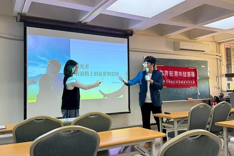 南大校友領航講座透過互動體驗,邀請學生上台參與,實際感受表演訓練中的反應與臨場表現能力。
