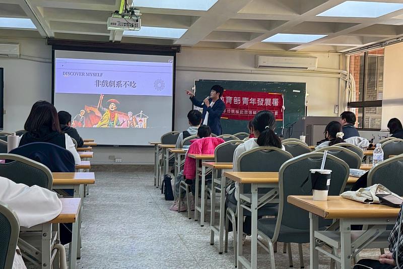 南大校友陳韋龍分享戲劇學習歷程，從校園到劇場的選擇與轉折，呈現表演藝術發展的多元可能。