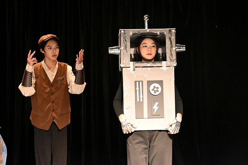 南大戲劇系學生創作《滴答滴答時間工廠》，結合舞台調度與整體製作，呈現學生在劇場實作歷程中的學習成果。