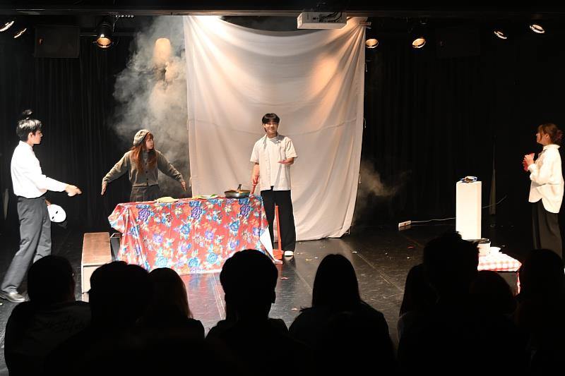 南大戲劇系學生於小戲節呈現《好膽賣灶》，透過情節鋪陳與表演設計，展現對日常情境的轉化與劇場創作能力。