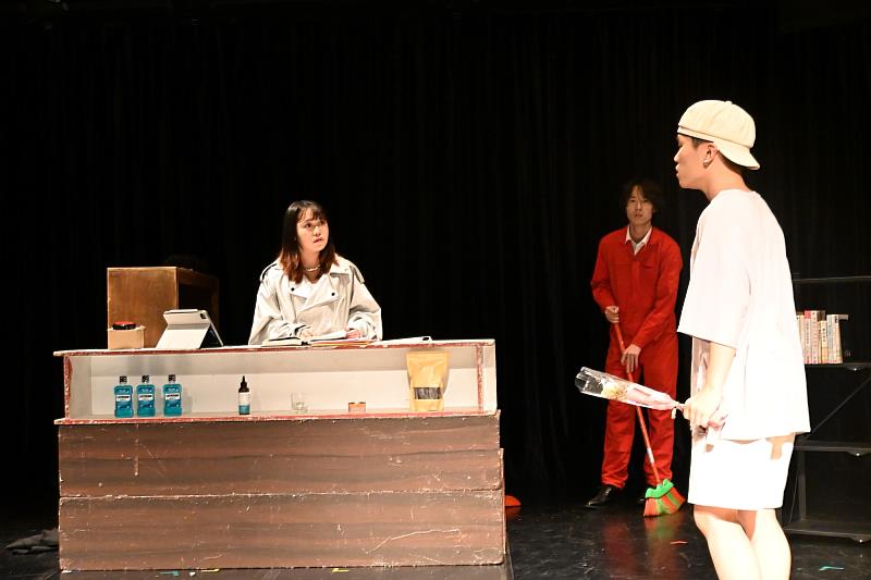 南大戲劇系學生於小戲節演出原創作品《叮!》,透過舞台表現與角色詮釋,呈現青年創作者對生活經驗的觀察與轉化。