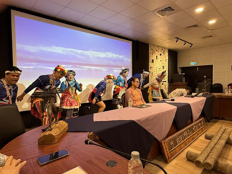 東華大學原住民族學院舞蹈團帶來阿美族傳統舞蹈表演。