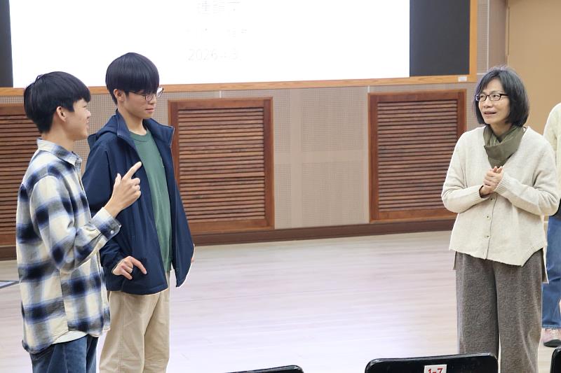 南大學生於講座中分享自身對壓力與幸福感的感知經驗，從交流中深化對身體訊號與情緒變化的理解與反思。