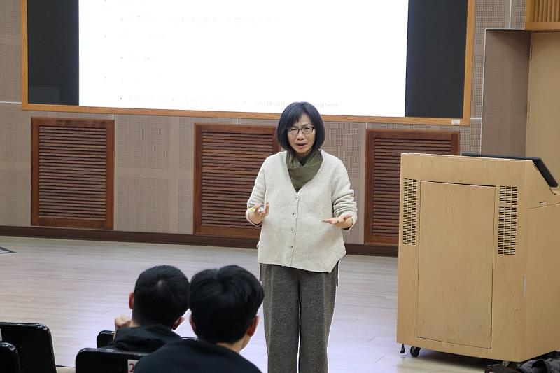 南大講座現場互動熱絡，連韻文教授引導學生探討壓力的產生與來源，從生活經驗出發理解情緒與身體之間的連動。