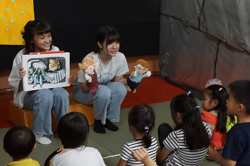 南大幼教系去年於「織夢故事屋」活動中帶領孩子閱讀繪本,透過互動引導與情境設計,讓學習在故事與遊戲中自然展開。
