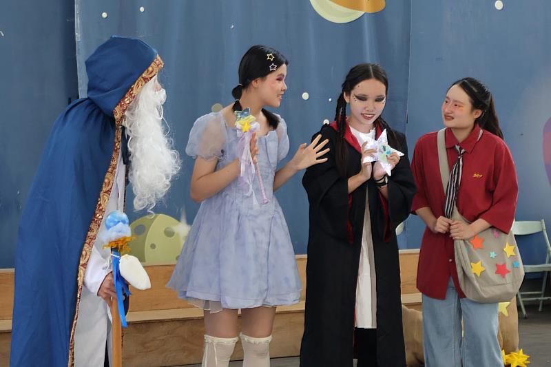 南大幼教系學生彩排戲劇《我的夢想》，從劇本到舞台呈現皆由同學共同完成，展現教學設計與情境轉化的專業實作能力。