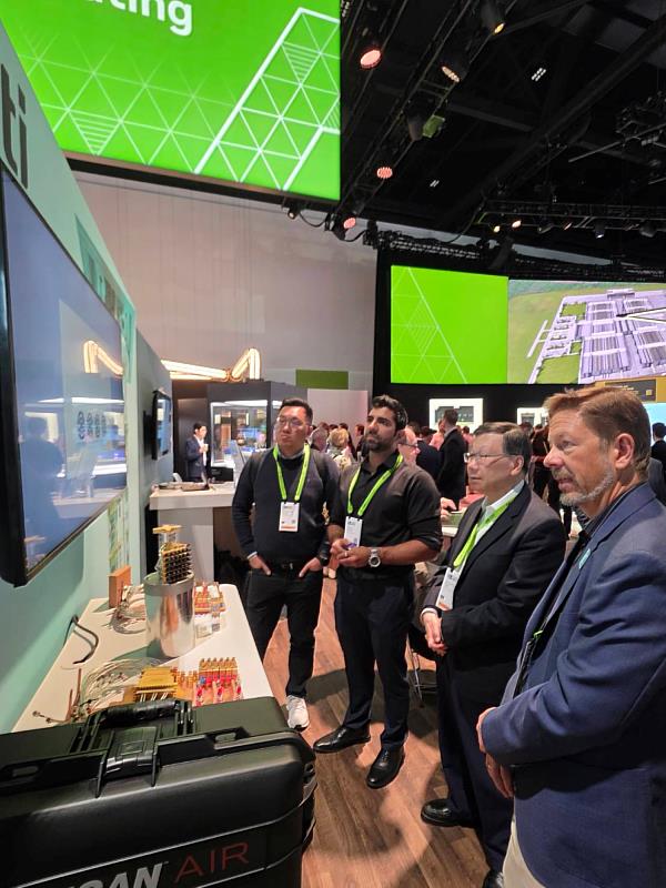 蔡進發校長聆聽GTC技術演示，對接國際智慧醫療生態。