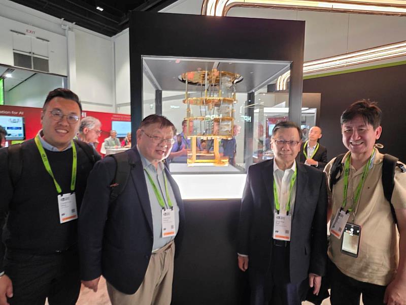 蔡進發校長（右2）率領亞大團隊，參觀量子運算展示設備，聚焦前瞻算力發展，掌握次世代科技趨勢。