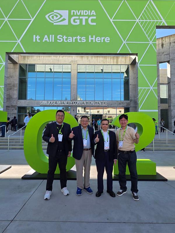 亞洲大學團隊前進NVIDIA GTC 2026,於San Jose McEnery Convention Center前合影,展現鏈結國際AI產業決心。