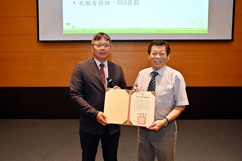興大吳政憲學務長（左）頒發感謝狀給高大成醫師（右）。