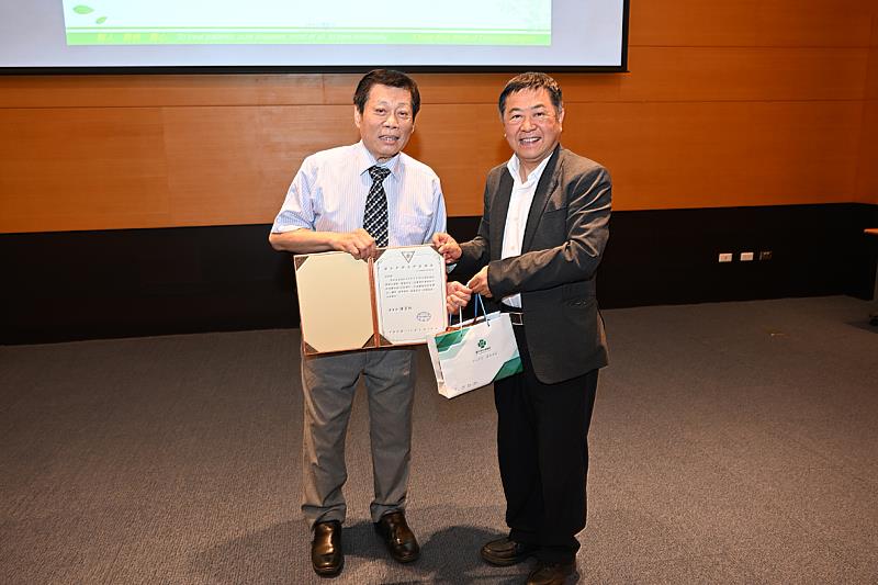 興大後醫系陳呈旭主任（右）頒贈紀念品及感謝狀給高大成醫師（左）。