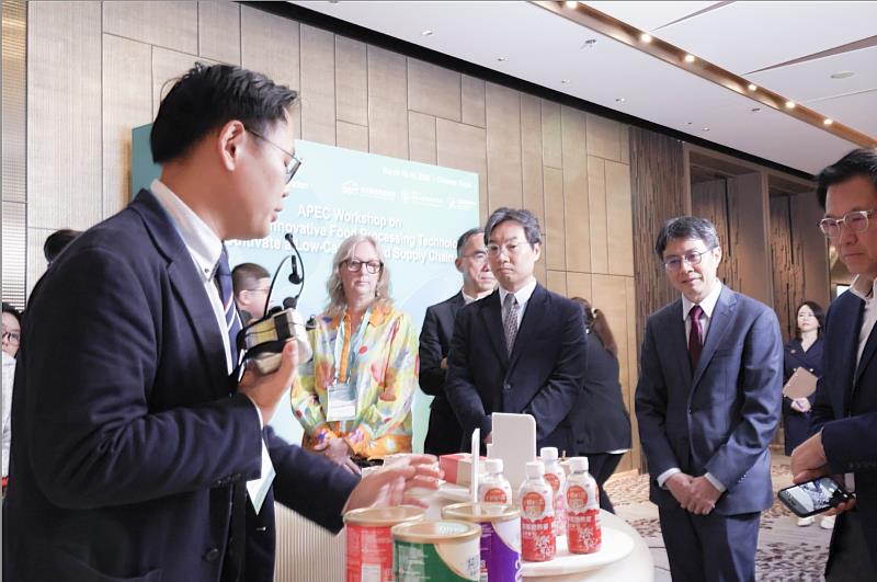 研討會現場展示臺灣業者的低碳產品與減碳實踐，食品所與APEC區域經濟體分享食品減碳技術的創新與產業實踐成果。