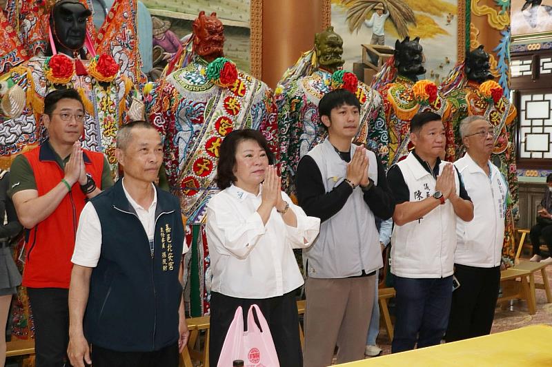 黃敏惠市長頭牙參拜四城門土地公廟。