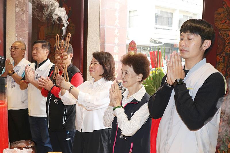 黃敏惠市長頭牙參拜四城門土地公廟。