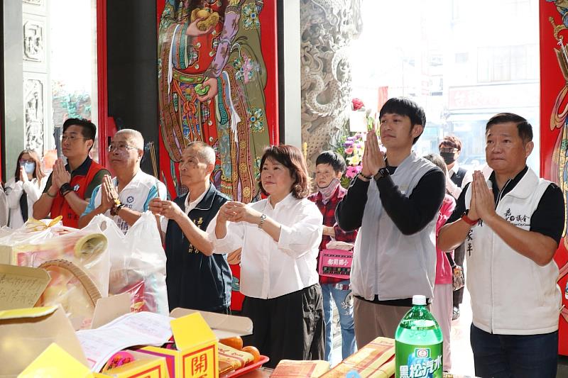 黃敏惠市長頭牙參拜四城門土地公廟。